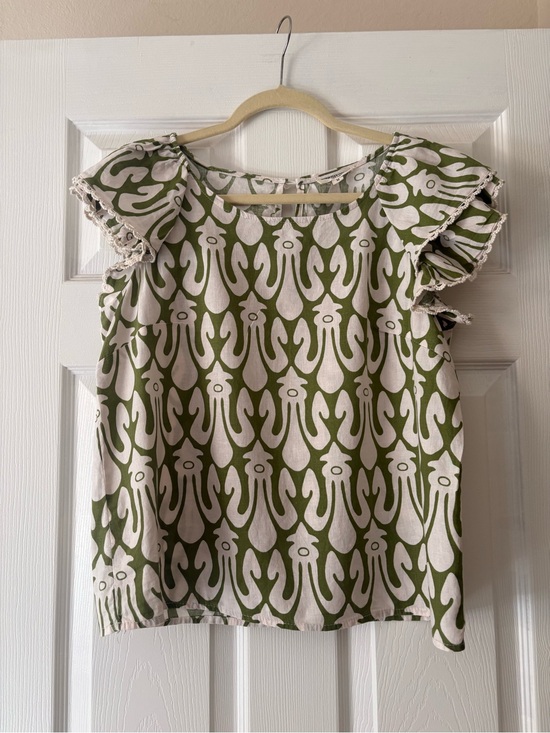 Christian Siriano Tops - Christian Siriano Olive & Cream Patterned Flutter Sleeve Top